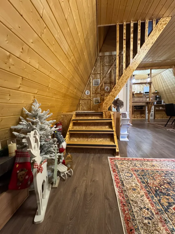 Двухэтажный A-Frame шале посреди заповедного леса вблизи Эльбруса