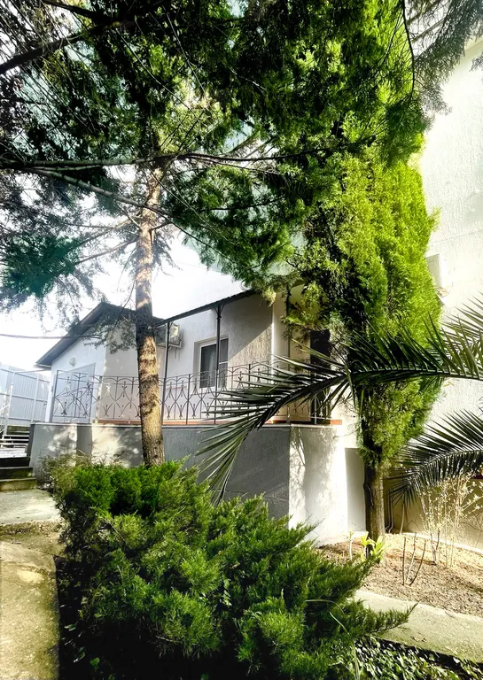 Трёхэтажный таунхаус в живописном месте с большим садом