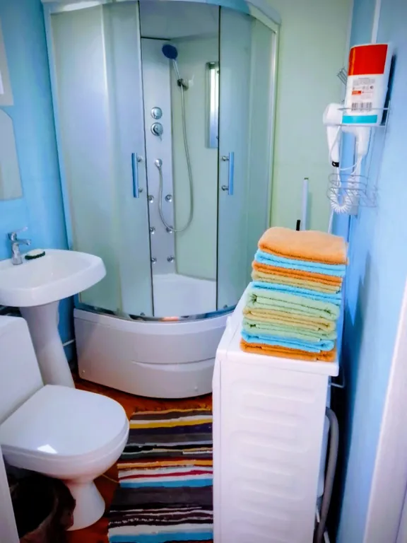 Двухкомнатный этаж, с детской кроваткой, вид на море и горы