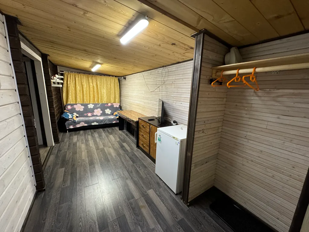 Дом на берегу озера в центре города