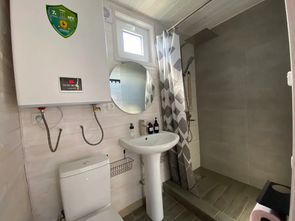 Домик в долине терм с видом на горы