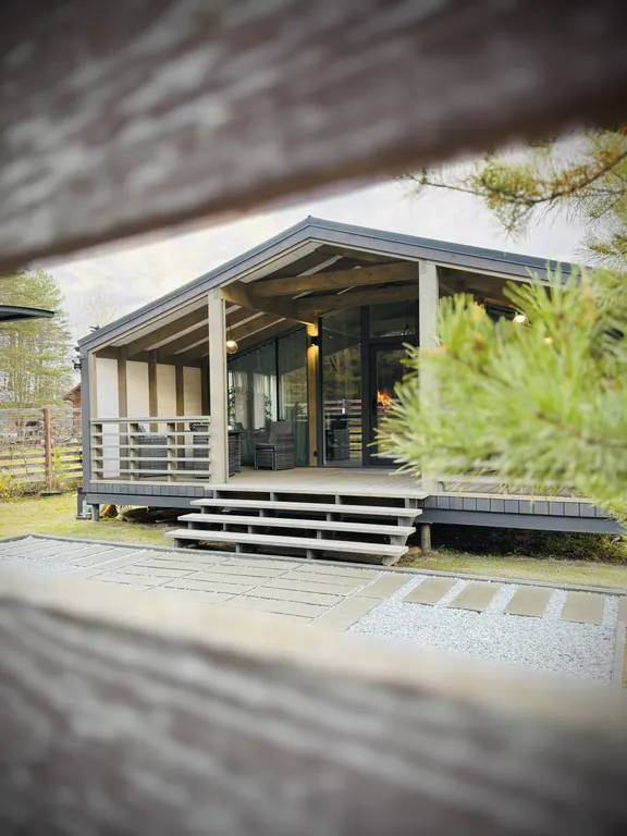 Дом у реки в сосновом лесу