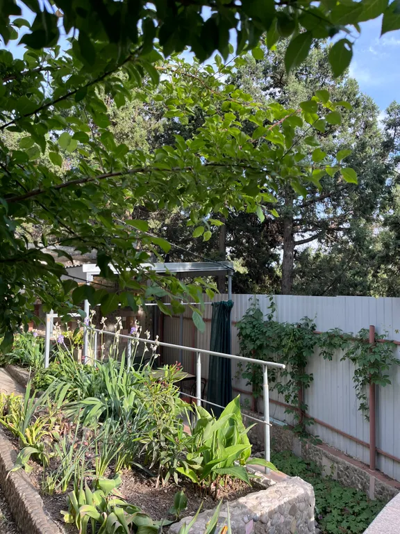 Дом с 2 комнатами и личным большим двором