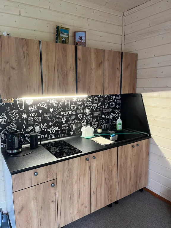 Дом и баня у скалы