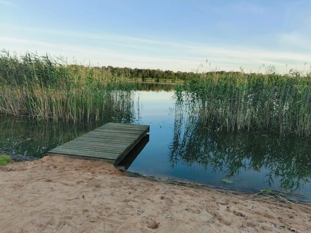 Дом в тихой деревне у озера