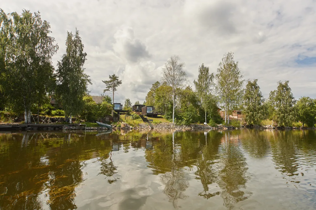 Домик с чаном на берегу озера