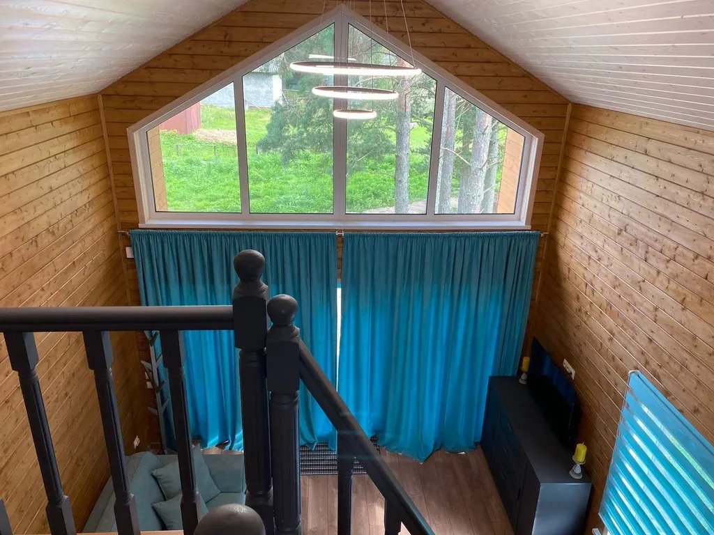 Дом у реки со своим мостком