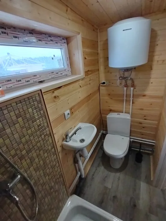 Дом с мангалом и окнами в лес