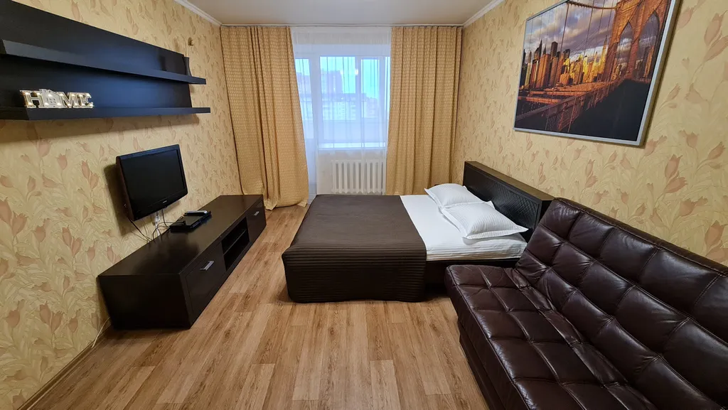 Просторная комфортабельная двухкомнатная квартира в многоэтажном доме