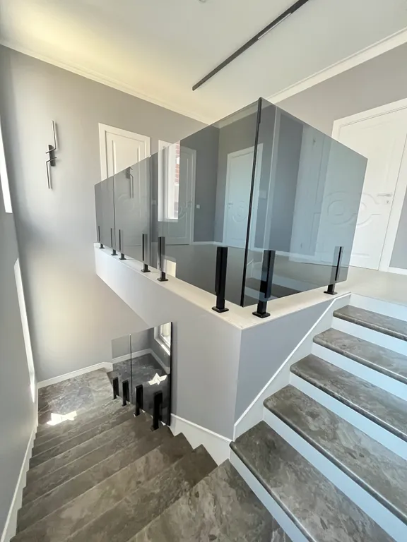 Новый дом с бассейном