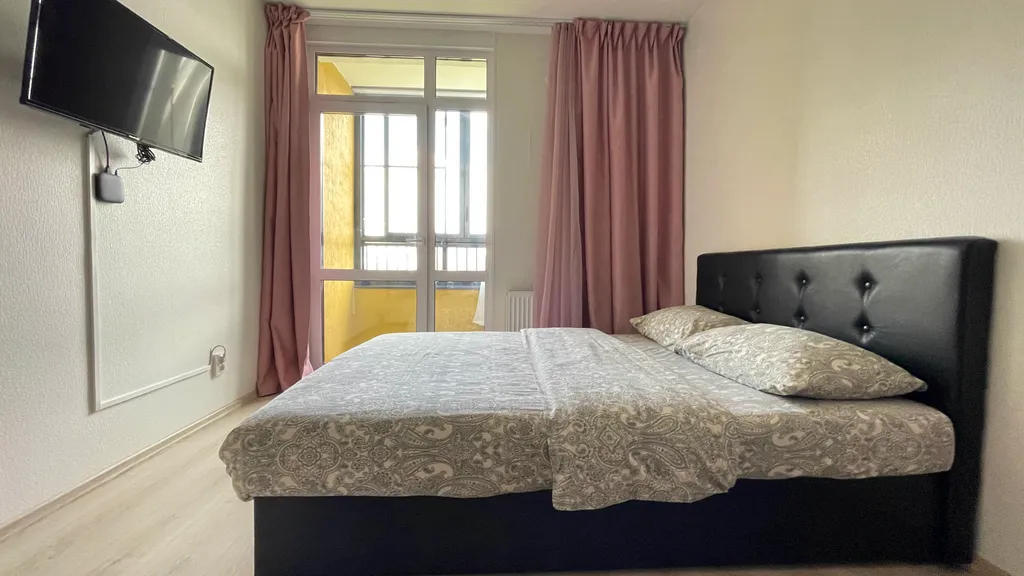 Не в отеле, а в квартире