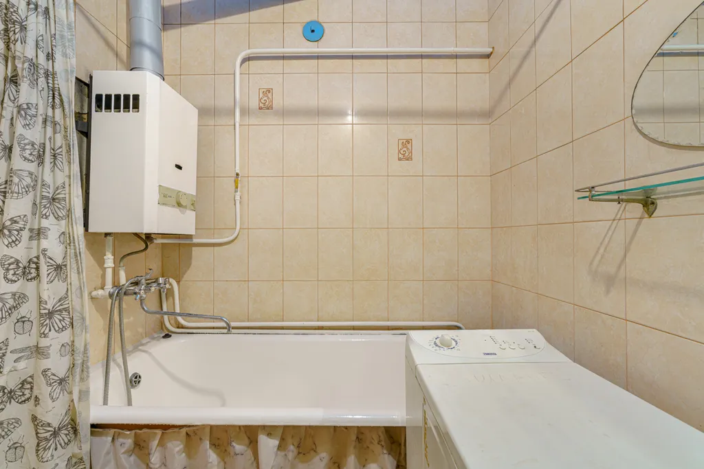 Просторная комната с персональным компьютером