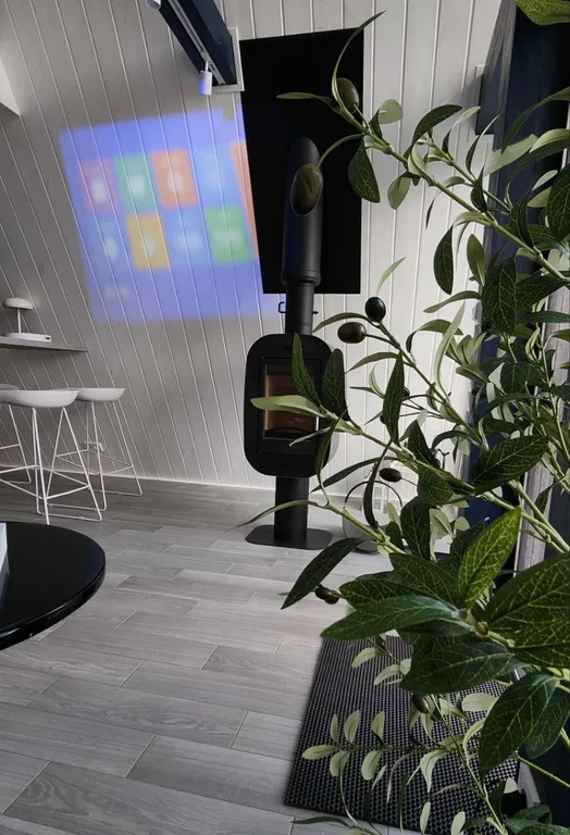 Уютный треугольный дом в 25 км от Минска с видом на лес.