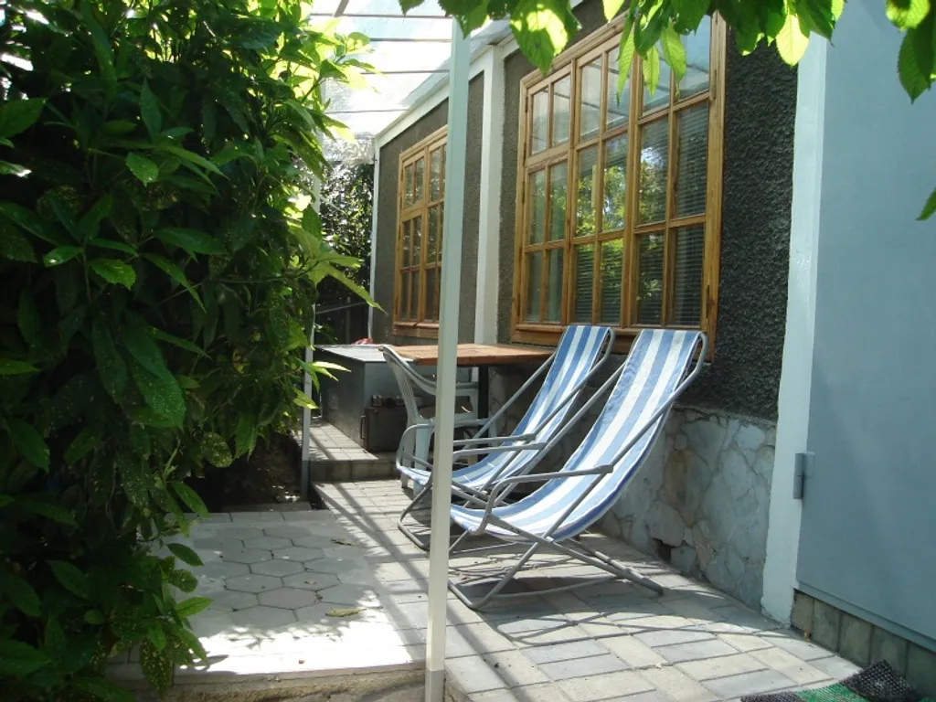 Однокомнатная квартира с двориком около дома Чехова — аренда посуточно в Ялта