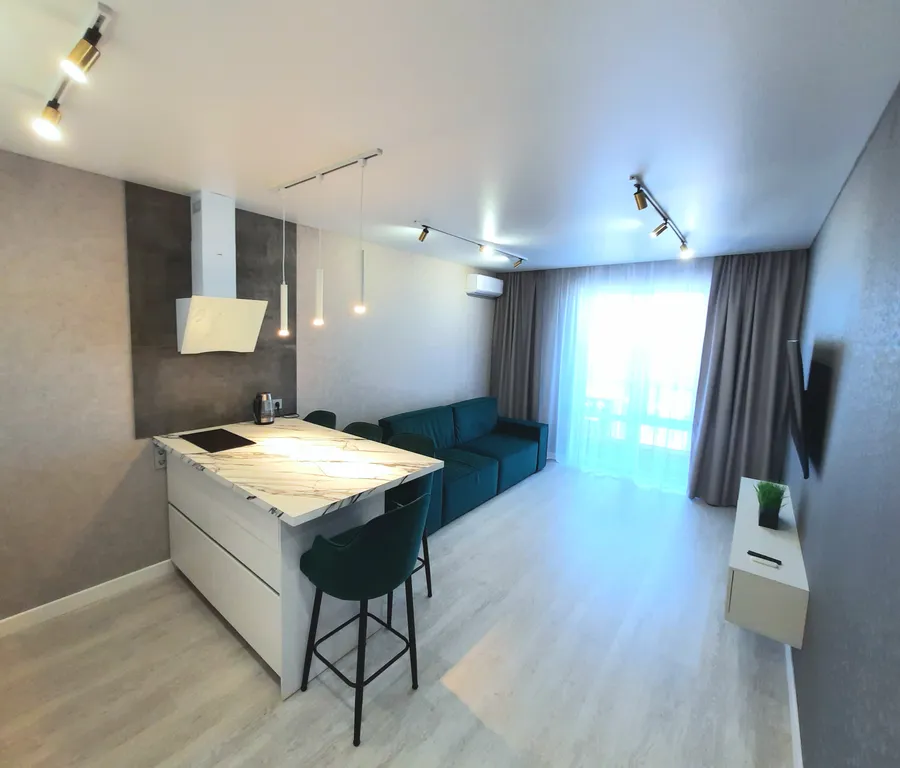 Смотровая квартира с панорамным видом на город с диваном и кроватью