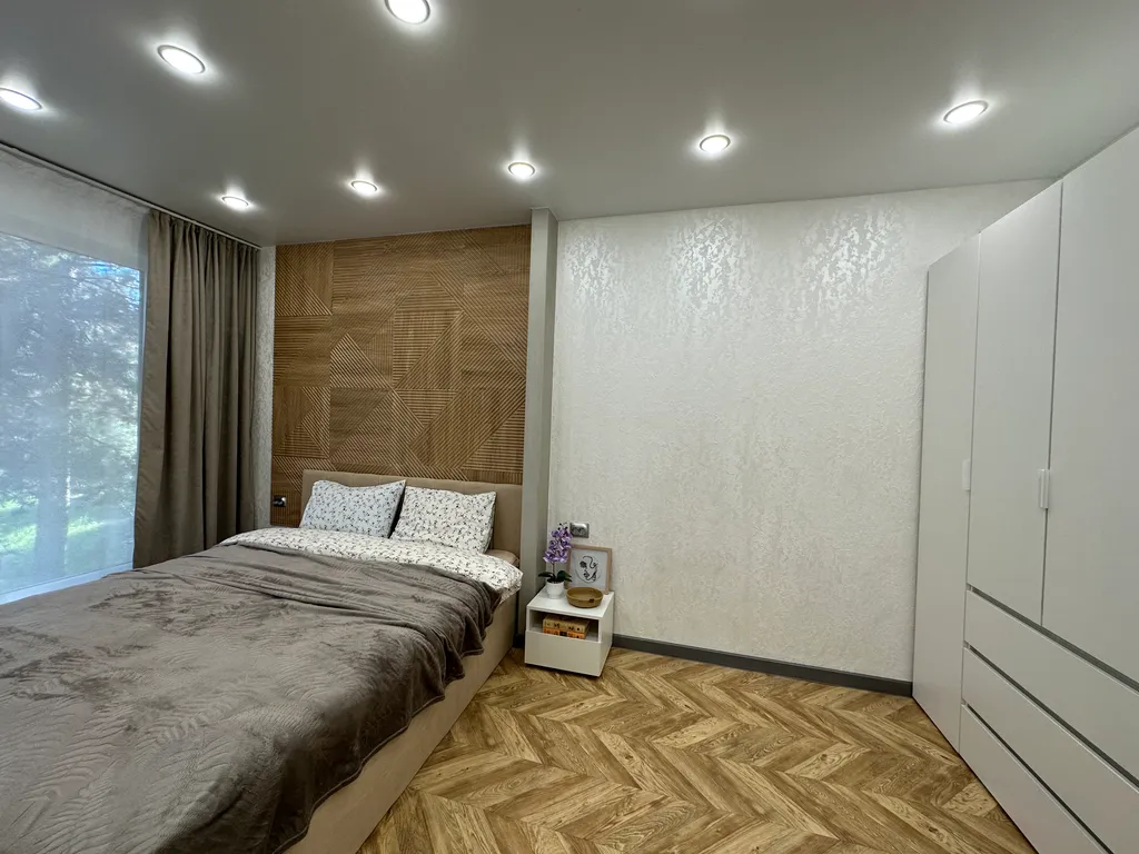 Коттедж Дом у озера с новогодней ёлкой и декором — Аннино