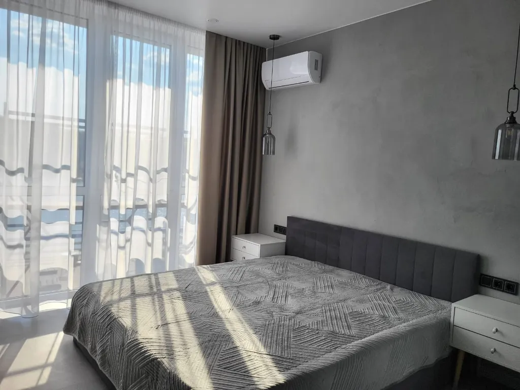 Уютный домик в стиле hi-tech на берегу реки