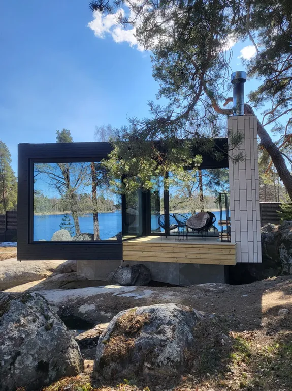 Загородный дом Helsinki с панорамными окнами на берегу реки Вуокса