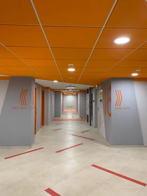 Студия с видом на закат и вечерний город