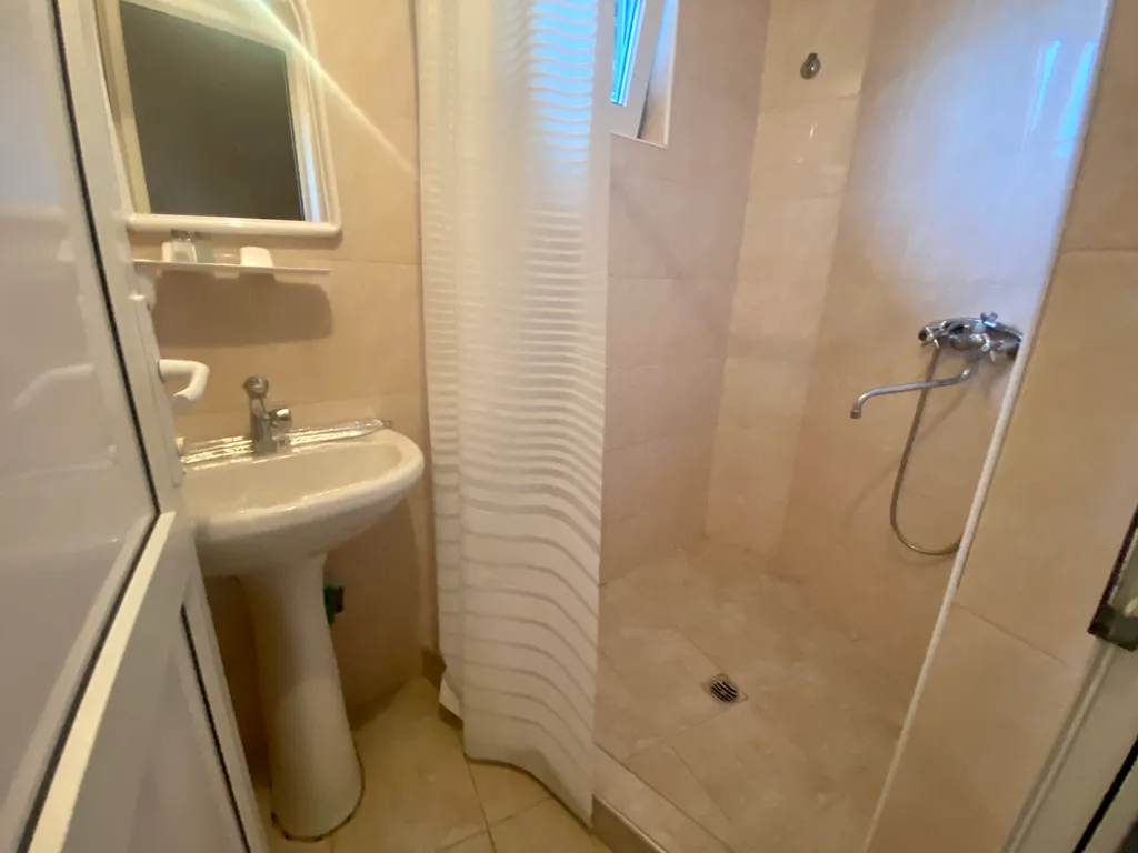 Трёхместный номер на 1-м этаже с кондиционером и общим санузлом