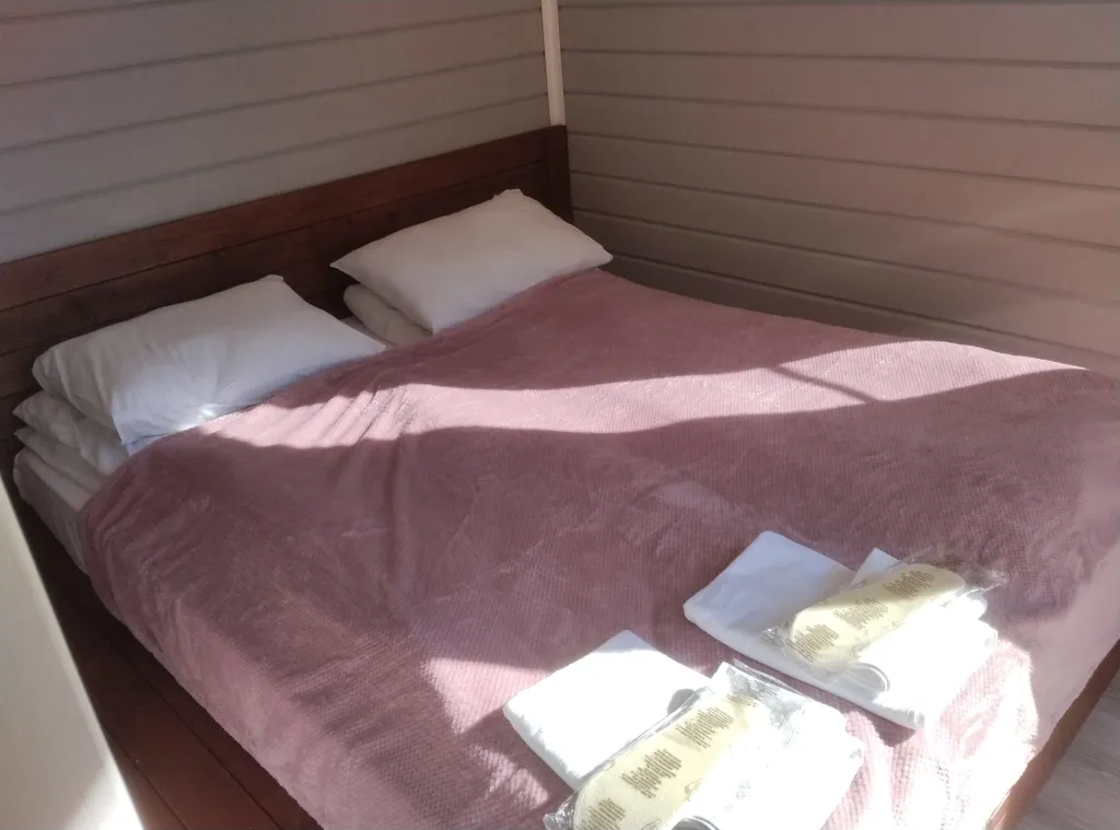 Коттедж Домик с панорамным остеклением, террасой и видом на озеро и лес — Сортавала