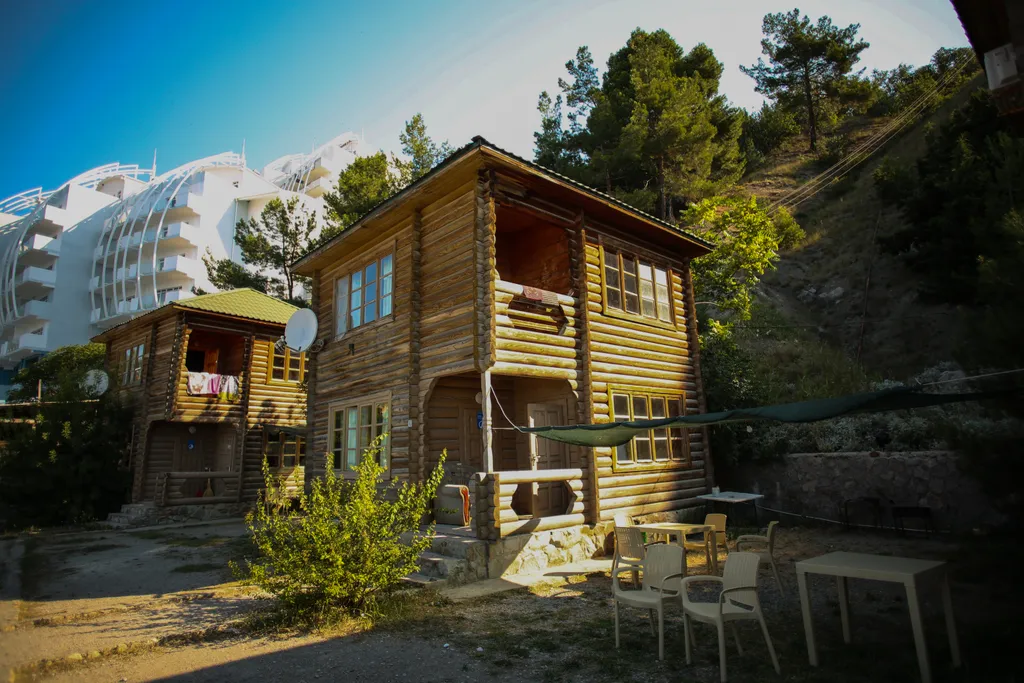 В доме на берегу моря отдельный этаж,  30 метров от моря