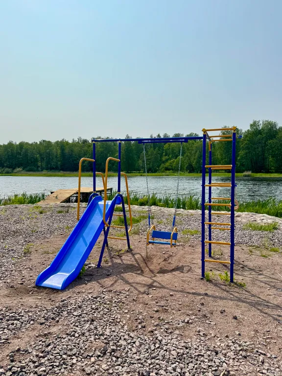 Новый домик на берегу бухты залива