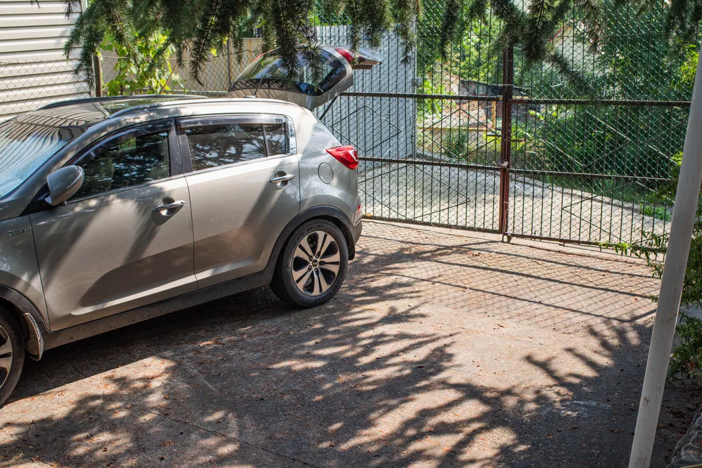 Уютный домик в красивом саду