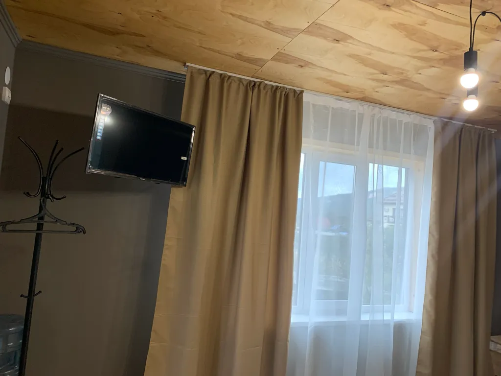 Дом на берегу реки с бассейном и видом