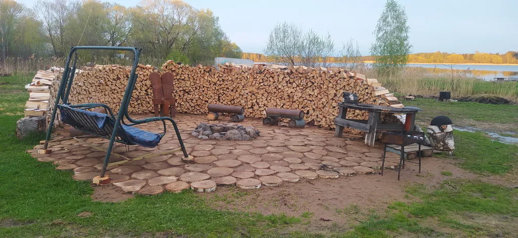 Уютный дом на берегу реки