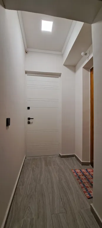 Около метро Барекамутян и института Мергеляна