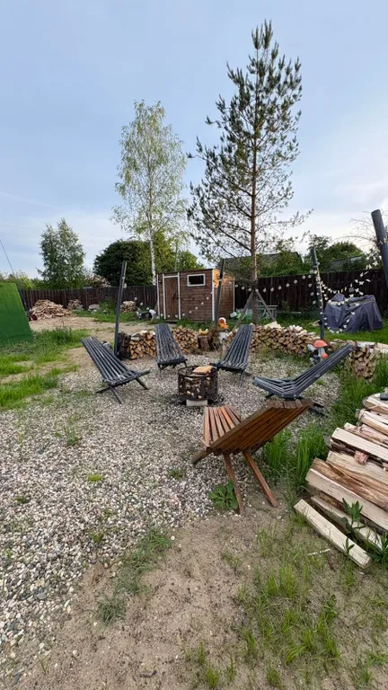 Домик у леса, на территории проживают кролики