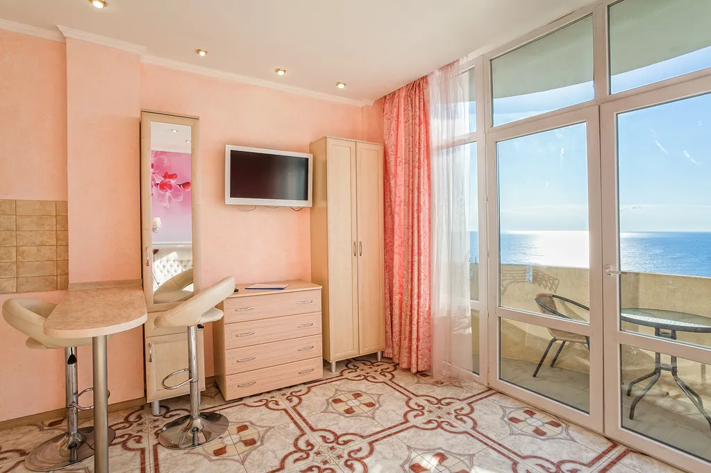 Видовая Квартира-студия на двоих с балконом у моря в Мисхоре