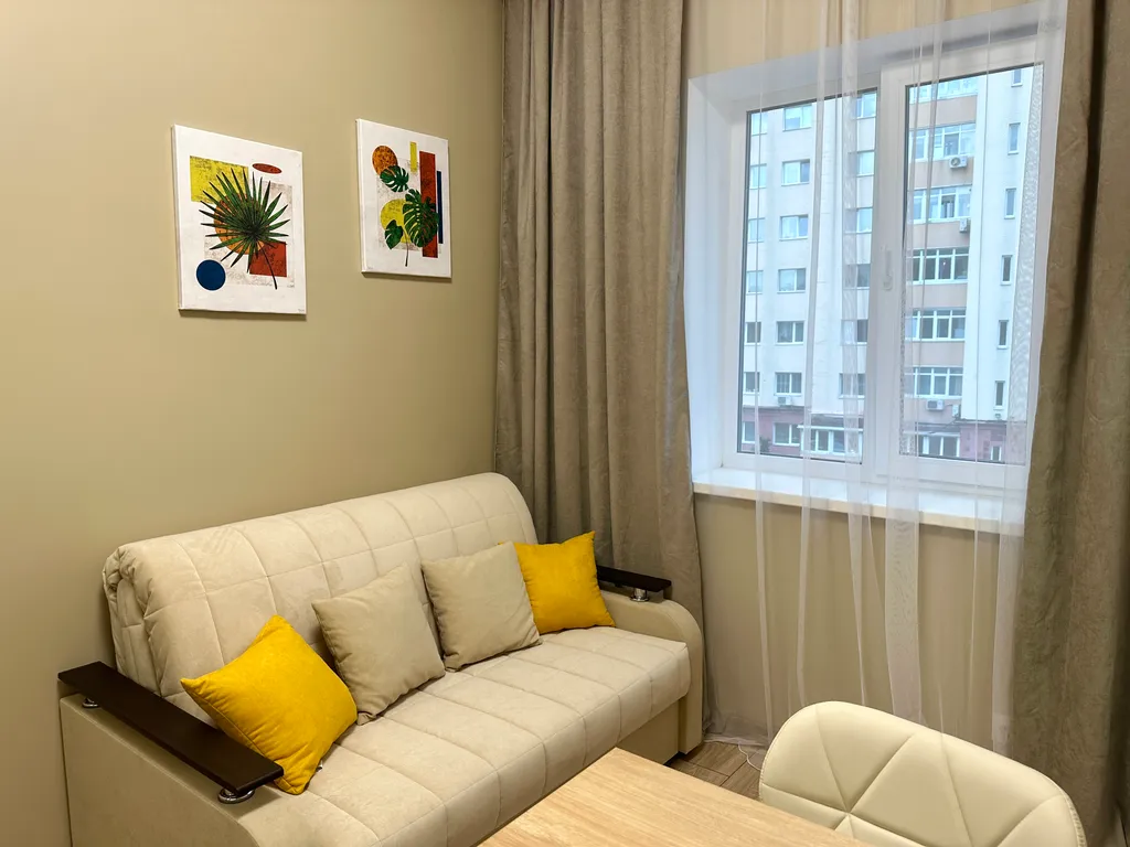 Студия после дизайнерского ремонта с видом на море