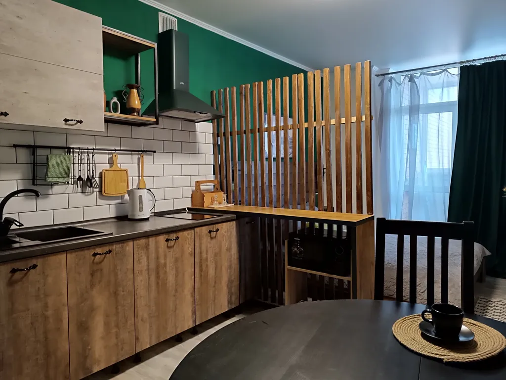 Великолепная студия с интересным дизайном в стиле французского кафе