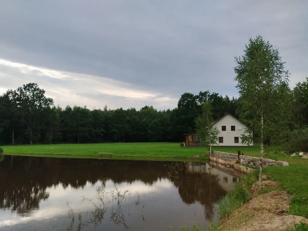 Дом с озером, река, лес