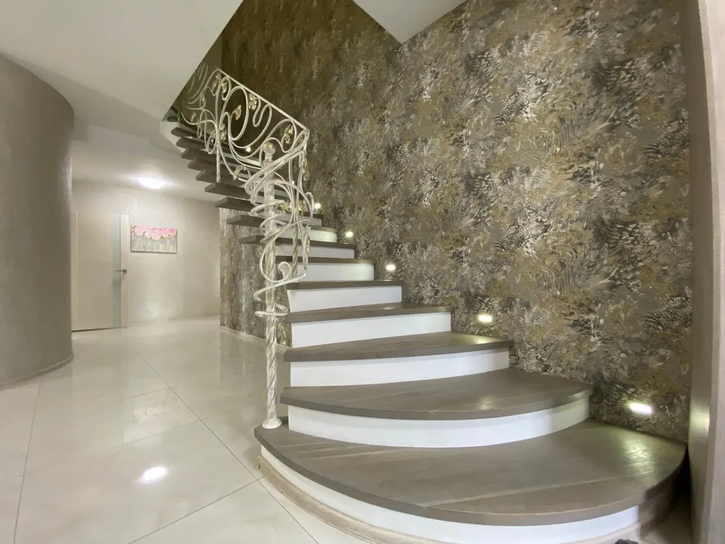 Современный коттедж в 12 км от Минска с плавательным озером, баней