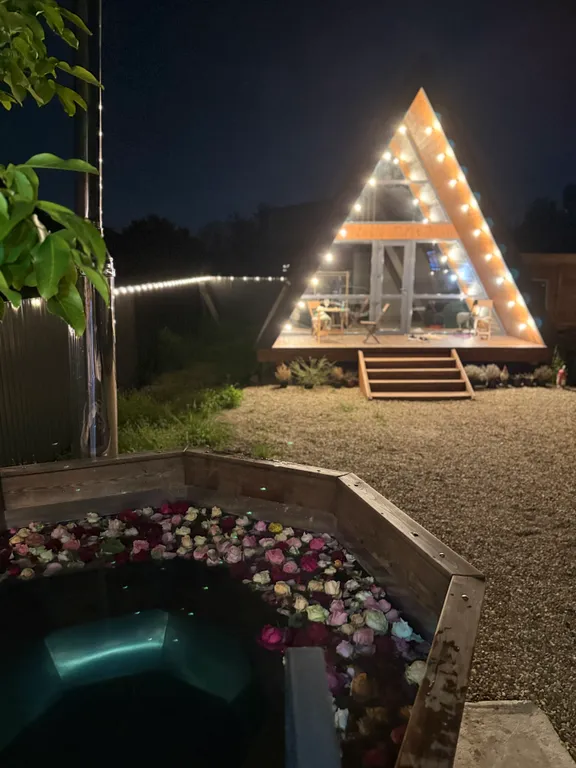 Деревянный дом шале на берегу озера и выходом на реку Кубань