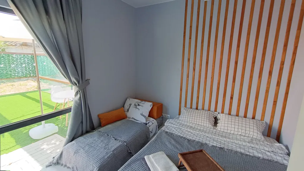 Уединенный трёхместный домик с queen size с собственным садом