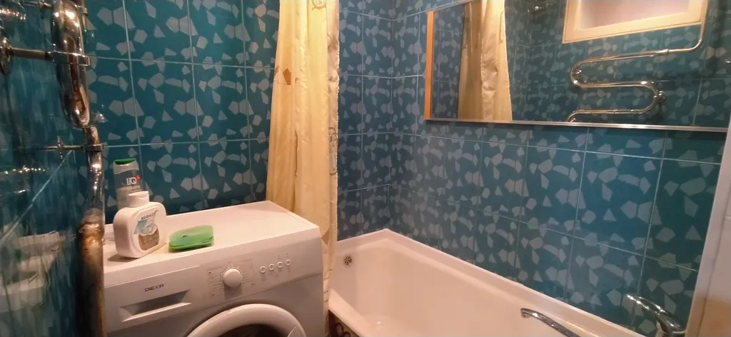 Двуспальная кровать и огромный смарт ТВ