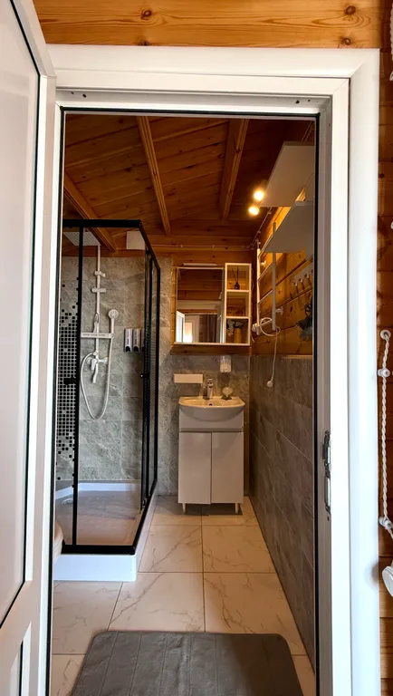 Домик на берегу с видом на море