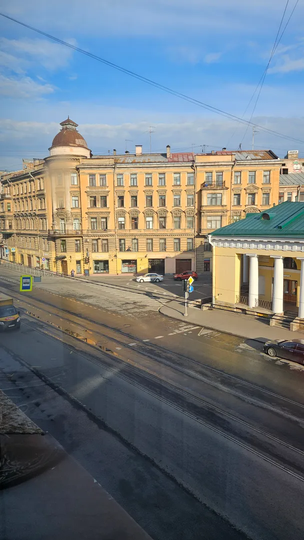 Вид из окна на ул. Марата. 