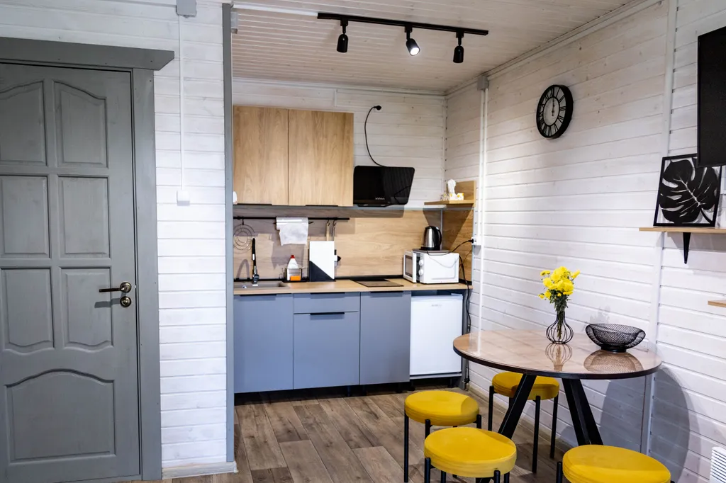 Уютный дом в деревне, в окружении природы и пении птиц. «Серый туман»