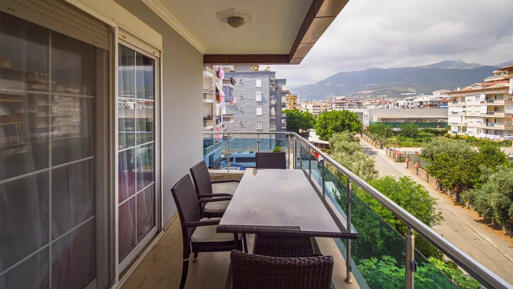 Семейная квартира с бассейном рядом с морем