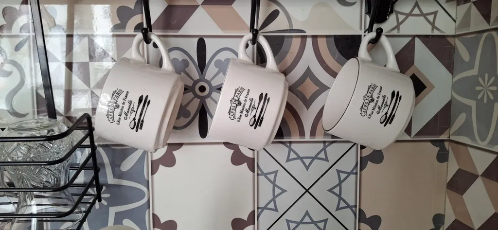 Квартира с подвесными креслами из ротанга на панорамной лоджии