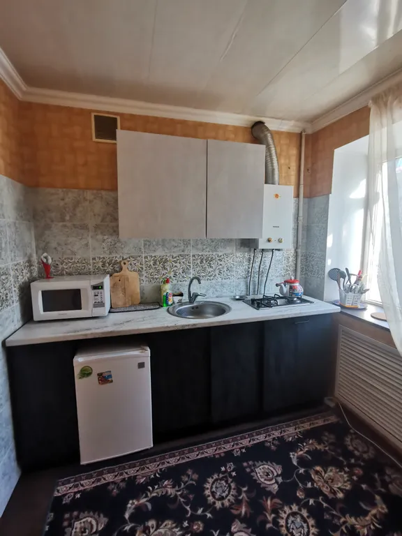 Центр города, в 100 метрах от площади Ленина