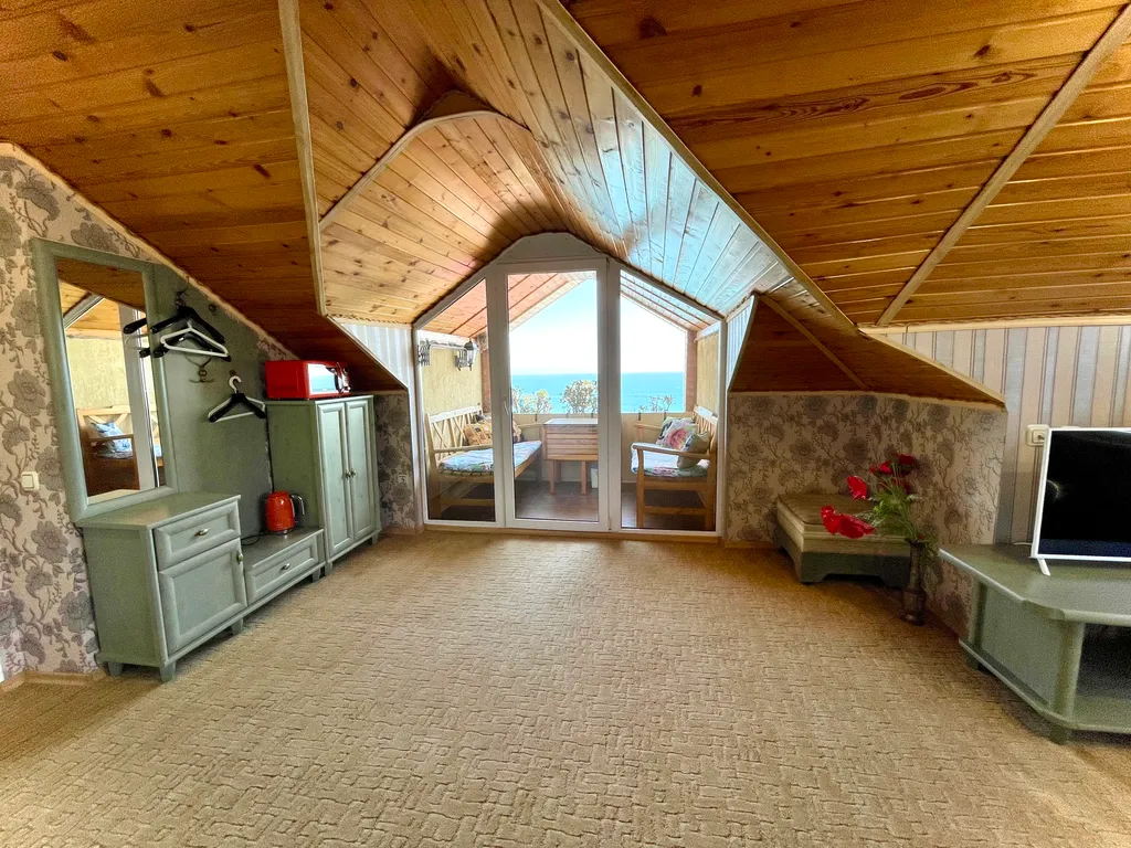 Пентхаус с балконом и видом на море