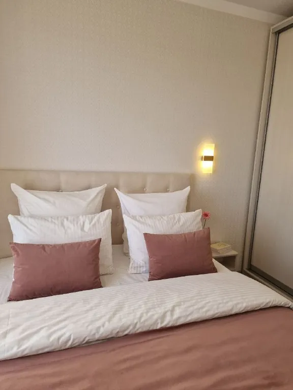 Апартамент с панорамными окнами и очками виртуальной реальности