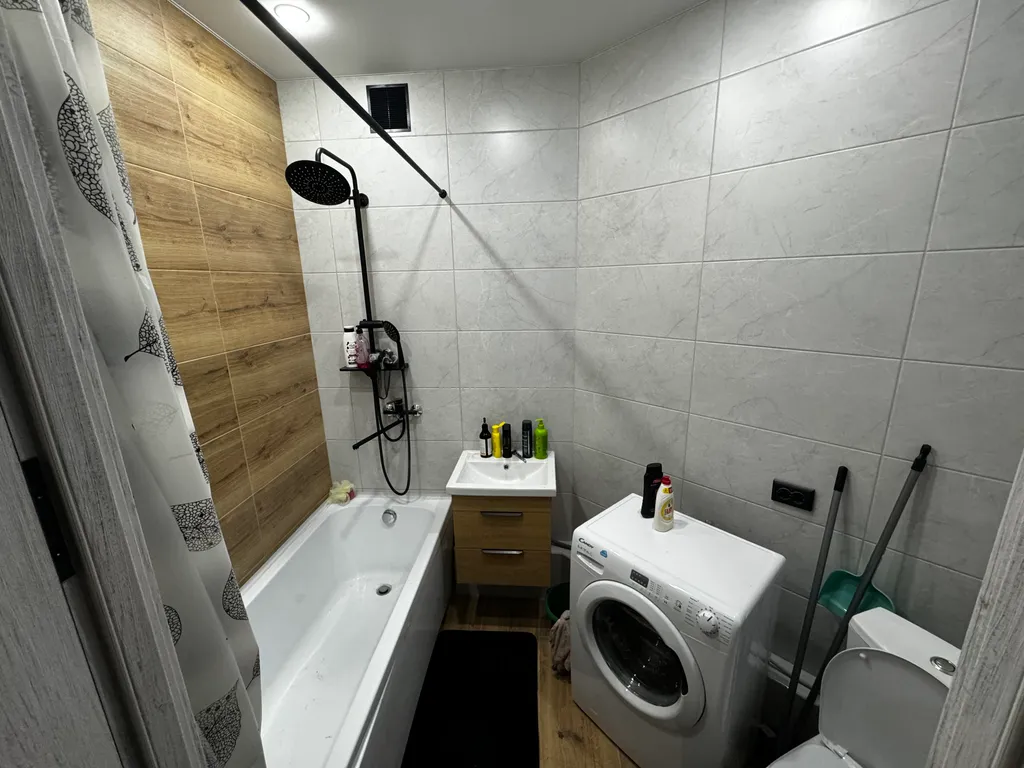 Большая Уютная 1-комнатная квартира,своя парковка,рядом магазин,центр