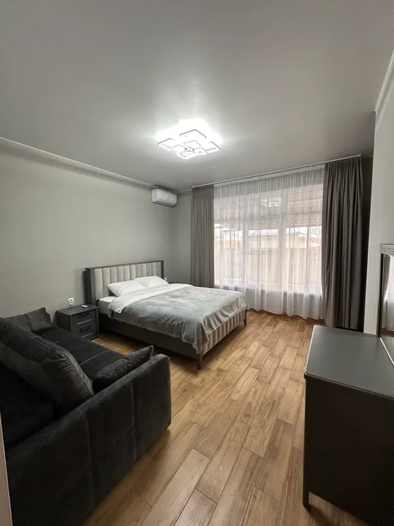 Уютный домик на территории гостевого двора с бассейном